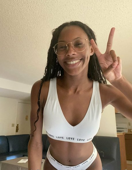 Naakte gelekte OnlyFans-foto van Blackandyellownsfw