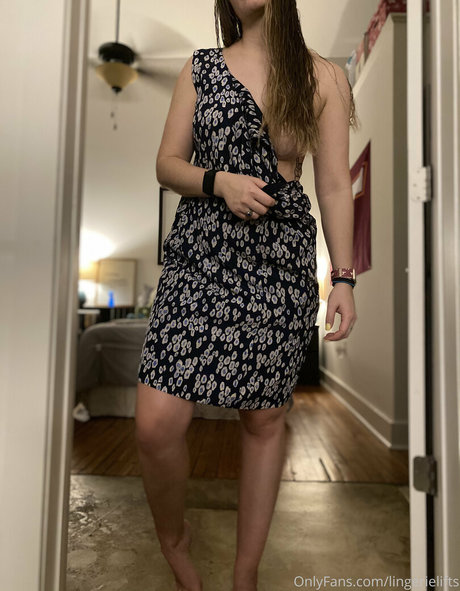 Naakte gelekte OnlyFans-foto van Lingerielifts