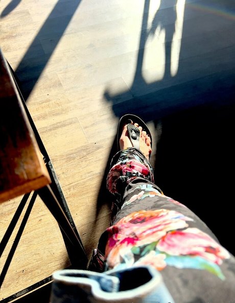 Naakte gelekte OnlyFans-foto van Jewelsfeetandtoes