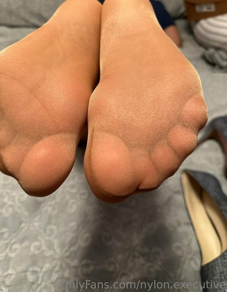 Naakte gelekte OnlyFans-foto van Nylonexecutive