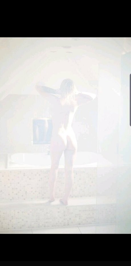 Naakte gelekte OnlyFans-foto van Loumonrow
