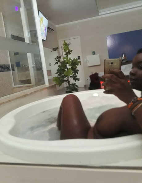 Naakte gelekte OnlyFans-foto van Blackcowbitch