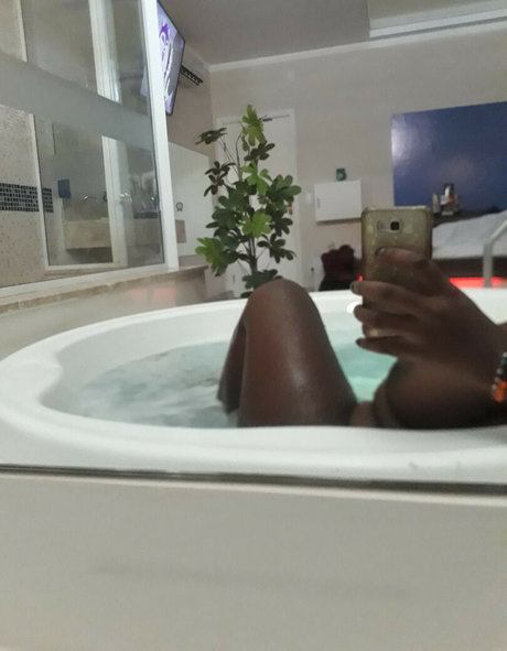 Naakte gelekte OnlyFans-foto van Blackcowbitch