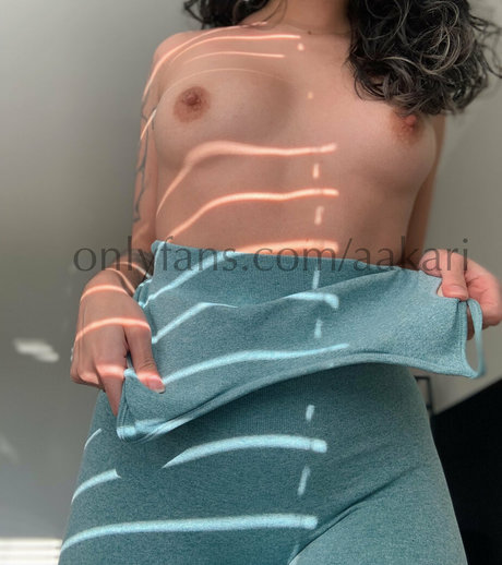Naakte gelekte OnlyFans-foto van Aakari