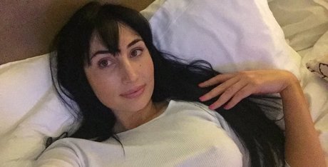 Naakte gelekte OnlyFans-foto van Seshemetka