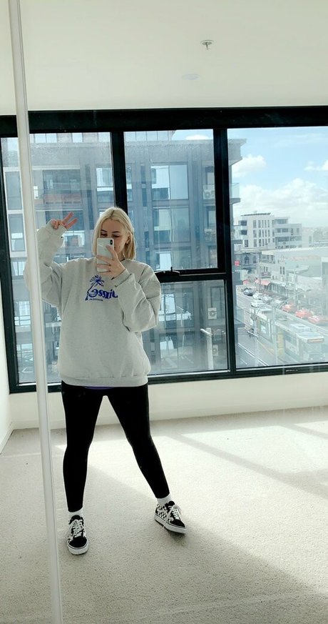 Naakte gelekte OnlyFans-foto van Seshemetka