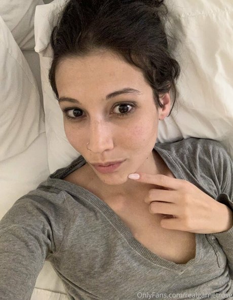 Naakte gelekte OnlyFans-foto van Realgarnetrose