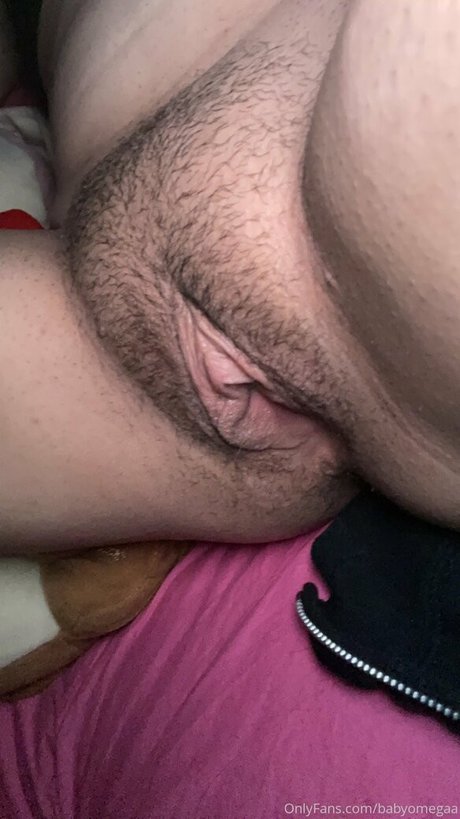 Naakte gelekte OnlyFans-foto van Babyomegaa