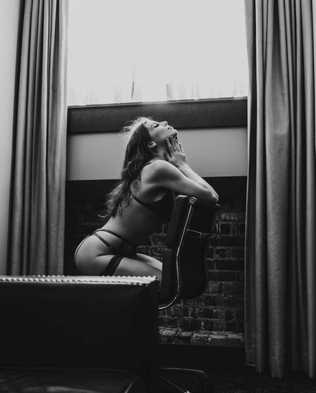Naakte gelekte OnlyFans-foto van Sexyredinbed