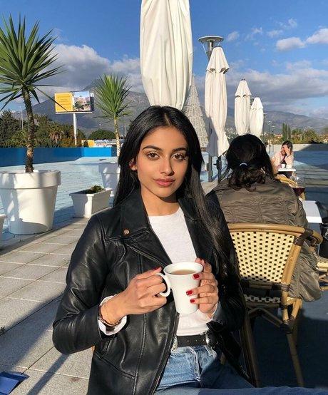 Naakte gelekte OnlyFans-foto van Banita Sandhu