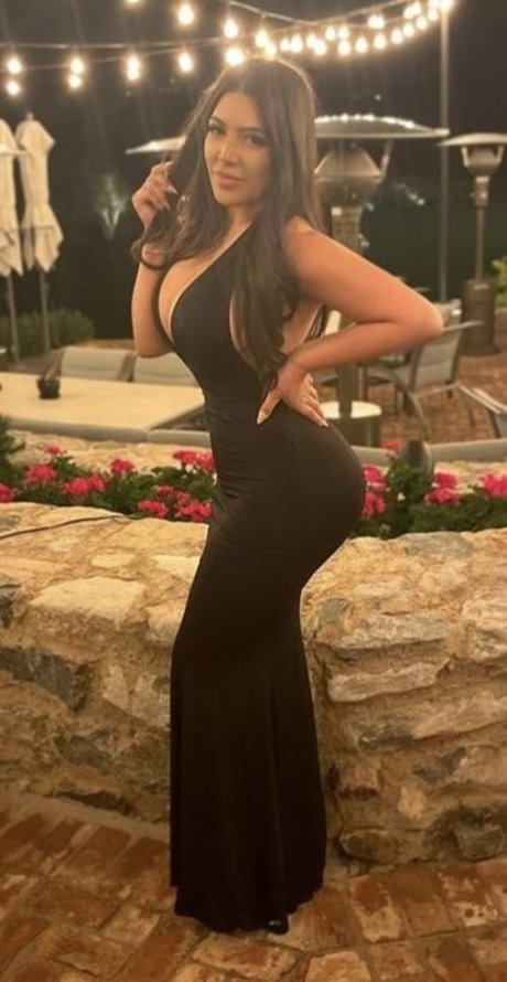Naakte gelekte OnlyFans-foto van Nikki Waka