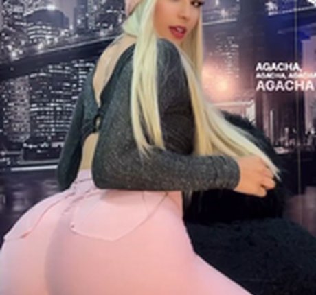 Naakte gelekte OnlyFans-foto van Helen Japa