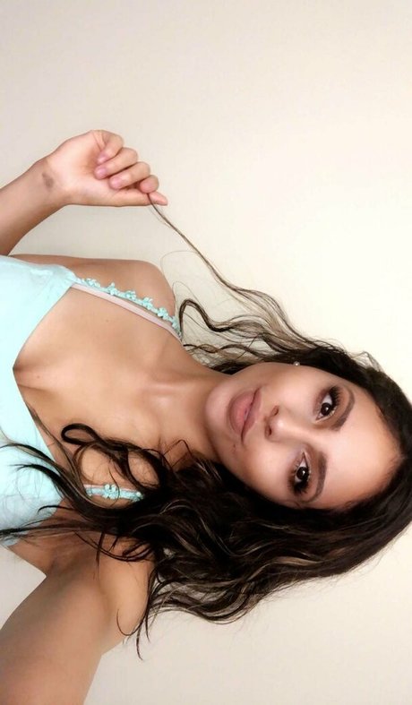Naakte gelekte OnlyFans-foto van Jasmynnive