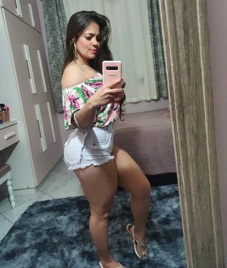 Naakte gelekte OnlyFans-foto van Claudia Trindade