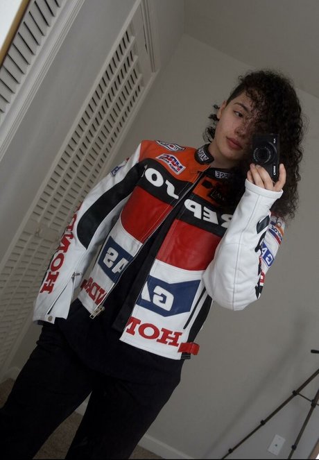 Naakte gelekte OnlyFans-foto van Curly Exotic