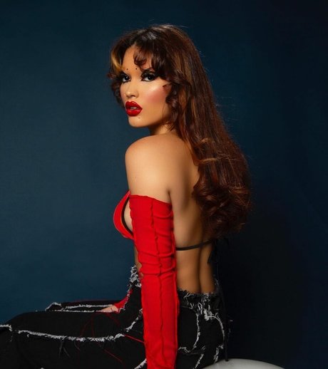 Naakte gelekte OnlyFans-foto van Maxine Ashley