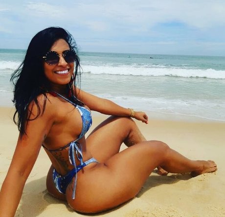 Naakte gelekte OnlyFans-foto van Gi Souza