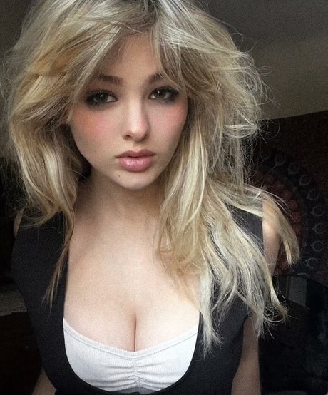 Naakte gelekte OnlyFans-foto van Ember Vail