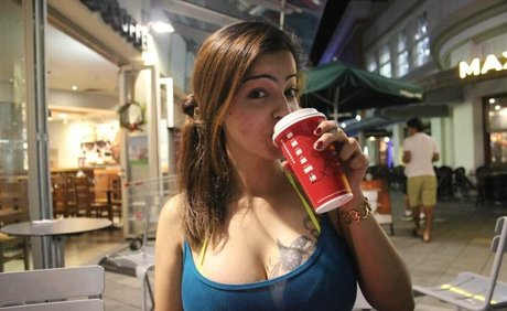 Naakte gelekte OnlyFans-foto van Zareen Zoya Khan