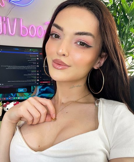 Naakte gelekte OnlyFans-foto van Aly Hale