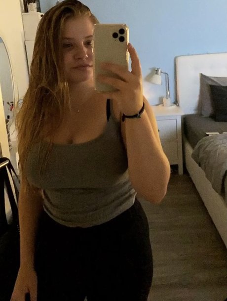 Naakte gelekte OnlyFans-foto van Aline Zwahlen