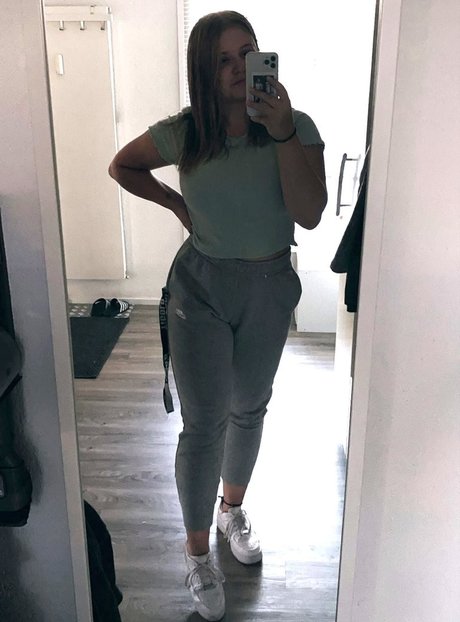 Naakte gelekte OnlyFans-foto van Aline Zwahlen