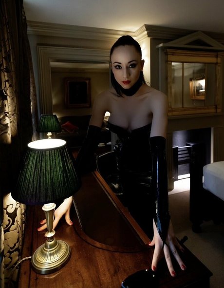 Naakte gelekte OnlyFans-foto van Lady Mephista