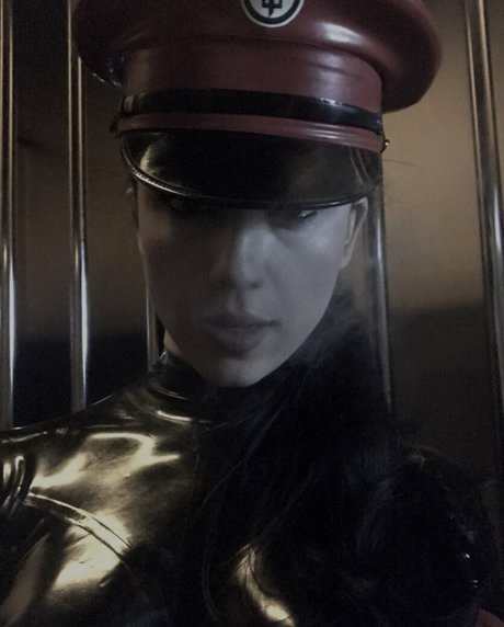 Naakte gelekte OnlyFans-foto van Lady Mephista