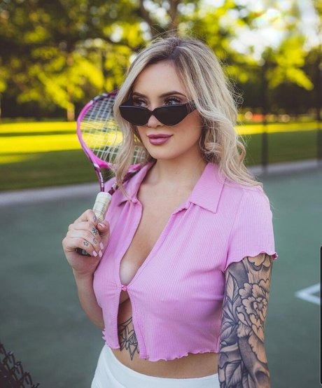Naakte gelekte OnlyFans-foto van Cassidy June