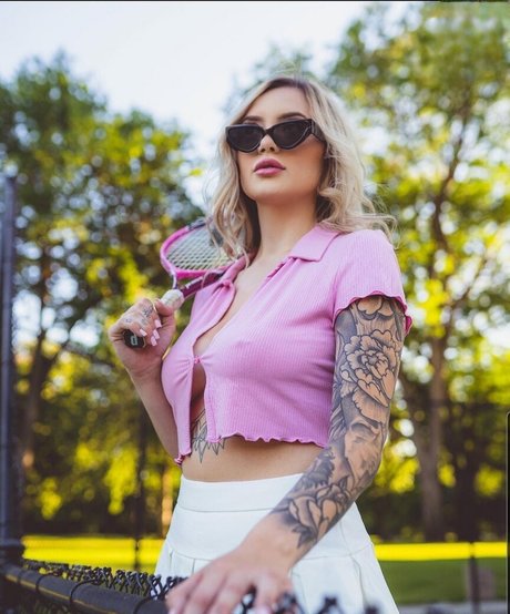 Naakte gelekte OnlyFans-foto van Cassidy June