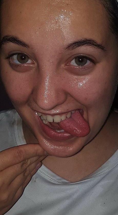 Naakte gelekte OnlyFans-foto van Cumslutval
