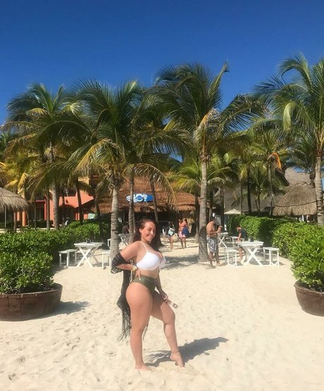 Naakte gelekte OnlyFans-foto van Sydney Martichuski