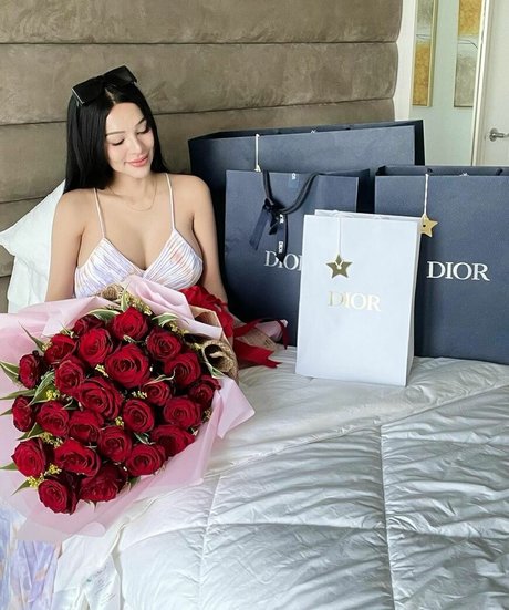Naakte gelekte OnlyFans-foto van Sunshineguimary