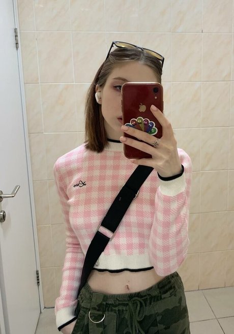 Naakte gelekte OnlyFans-foto van Softlilgirl