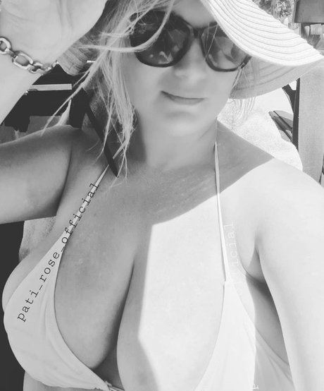 Naakte gelekte OnlyFans-foto van Patirose