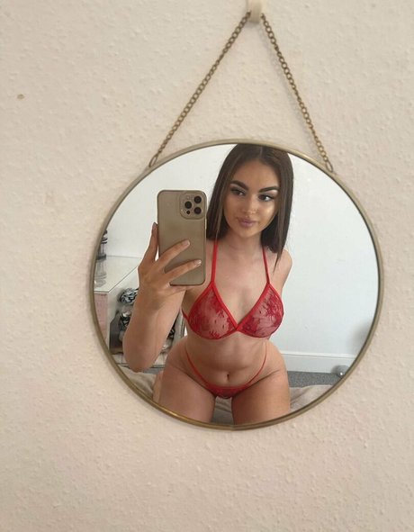 Naakte gelekte OnlyFans-foto van Lily Macsall