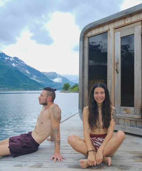 Naakte gelekte OnlyFans-foto van Nic Roams Van Life