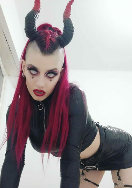 Naakte gelekte OnlyFans-foto van Wolfycornia