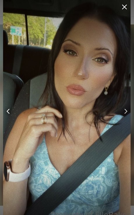 Naakte gelekte OnlyFans-foto van Elle Baker
