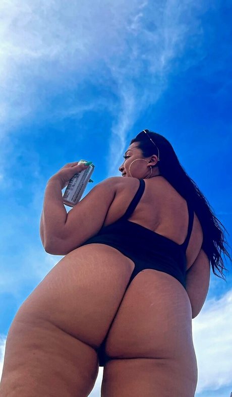 Naakte gelekte OnlyFans-foto van Aziastar