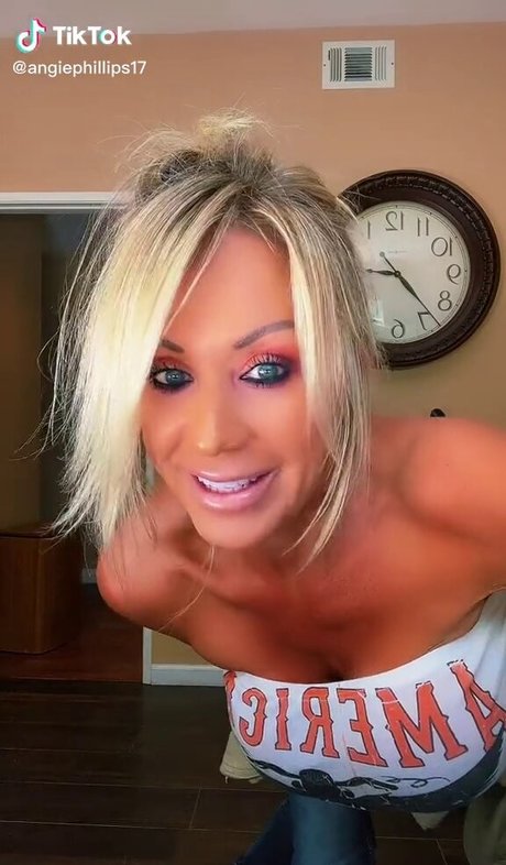 Naakte gelekte OnlyFans-foto van Angie Phillips