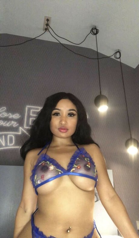 Naakte gelekte OnlyFans-foto van Sexybutgoodgirl