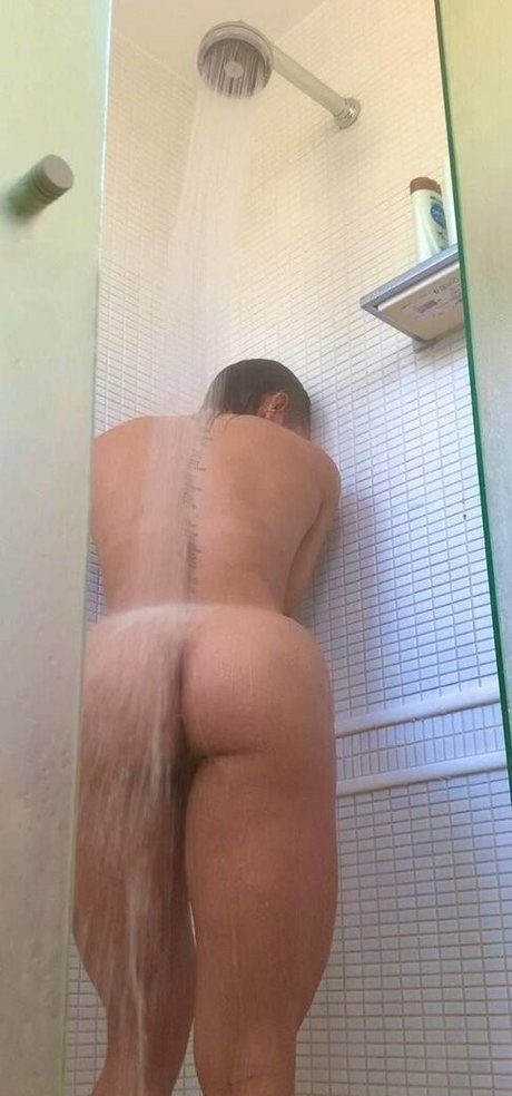 Naakte gelekte OnlyFans-foto van Karen Feaz