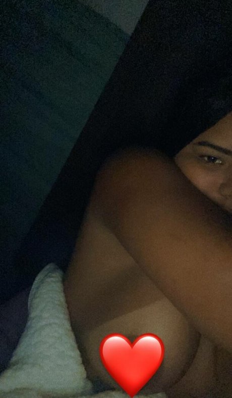Naakte gelekte OnlyFans-foto van Jasmini Rodrigues