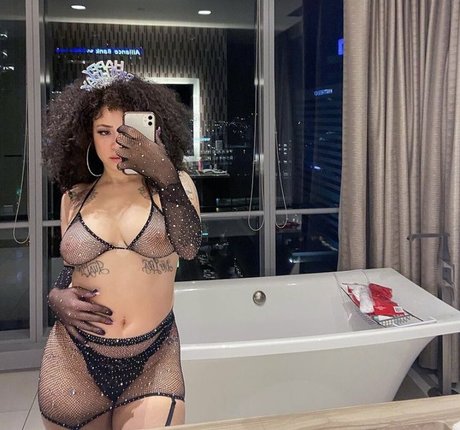 Naakte gelekte OnlyFans-foto van Tastemone