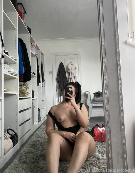 Naakte gelekte OnlyFans-foto van Mel Farahmand