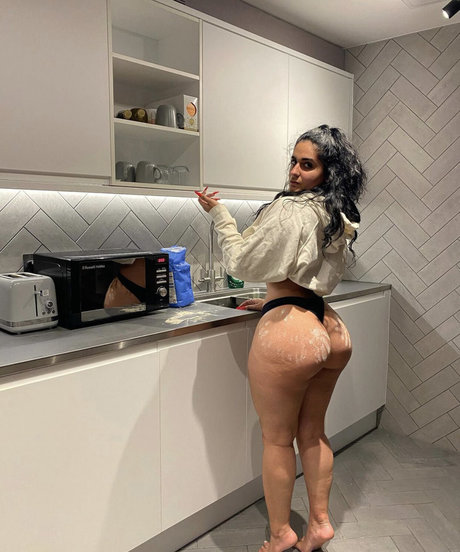 Naakte gelekte OnlyFans-foto van Mel Farahmand