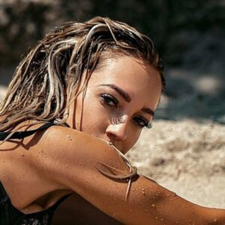 Naakte gelekte OnlyFans-foto van Katie Adler