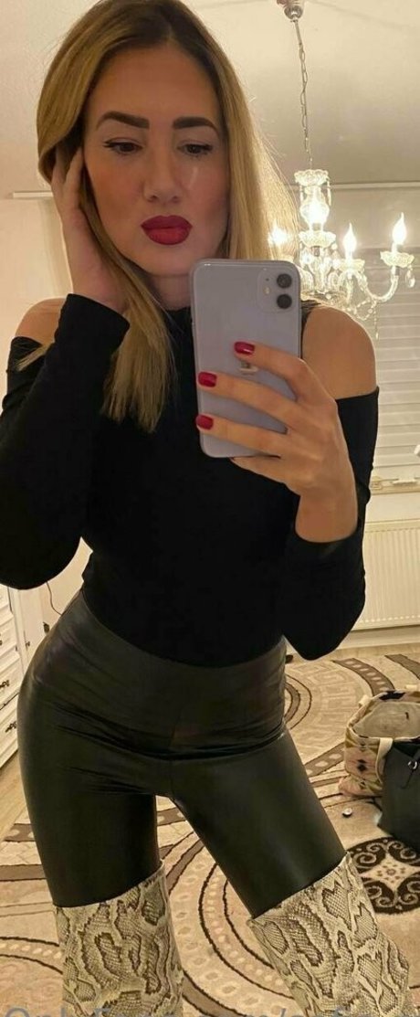 Naakte gelekte OnlyFans-foto van Sofia Maas
