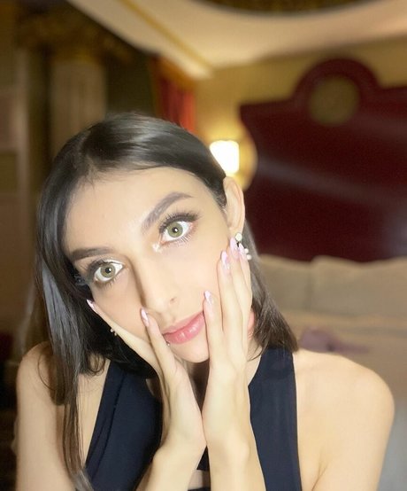 Naakte gelekte OnlyFans-foto van Chloenight